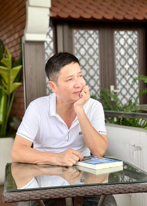 Chí Trung từng chia sẻ về cuộc sống sau khi nghỉ hưu. "Nghỉ hưu có đáng sợ không? Câu trả lời là không, thậm chí tuyệt vời! Sẽ có nhiều anh chị tiếc nuối một thời “mưa nặng hạt” nhưng cơn mưa nào rồi cũng tắt và nắng sẽ tỏa hơi ấm cho những ai nhẹ gánh âu lo! Vậy là tròn 1 năm tôi nghỉ chế độ. Tôi chợt nhận ra chơi sướng hơn làm. Có thể ngành nghề của tôi quá ư vất vả và hầu như chẳng có ai biếu xén lãnh đạo để nhận. Cũng chẳng có nhũng nhiễu để nảy lòng tham!...".