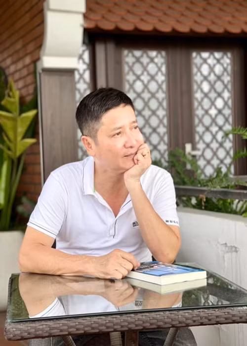 Chí Trung từng chia sẻ về cuộc sống sau khi nghỉ hưu. "Nghỉ hưu có đáng sợ không? Câu trả lời là không, thậm chí tuyệt vời! Sẽ có nhiều anh chị tiếc nuối một thời “mưa nặng hạt” nhưng cơn mưa nào rồi cũng tắt và nắng sẽ tỏa hơi ấm cho những ai nhẹ gánh âu lo! Vậy là tròn 1 năm tôi nghỉ chế độ. Tôi chợt nhận ra chơi sướng hơn làm. Có thể ngành nghề của tôi quá ư vất vả và hầu như chẳng có ai biếu xén lãnh đạo để nhận. Cũng chẳng có nhũng nhiễu để nảy lòng tham!...".