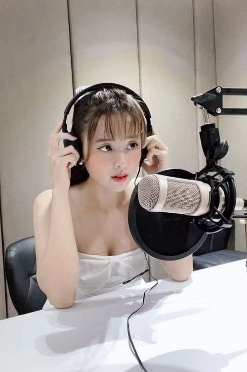 Năm 2020, cô hạn chế mặc đồ hở bạo vì sợ bị đồn phẫu thuật thẩm mỹ.