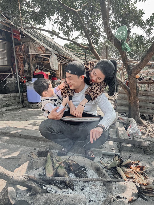 Duy Hưng luôn có khoảng cách nhất định với những bạn diễn nữ. "Ngoài công việc ra thì không để bất kể điều gì làm ảnh hưởng đến cuộc sống gia đình của mình", anh nói.