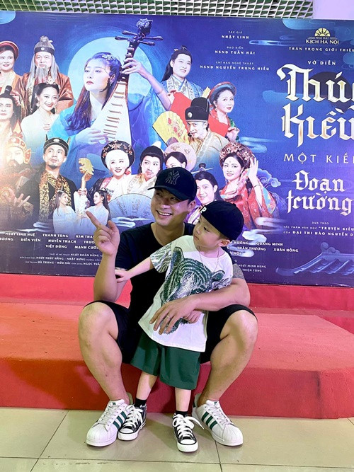 Duy Hưng tâm sự, khi đóng vai hài trong Gara hạnh phúc, con trai của anh rất thích cảnh bố đóng.