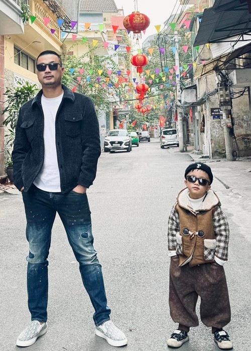 "Vui nhất là khi thấy bạn khán giả nhí này hóng xem từng cảnh bố diễn. Thấy bố là cười, đòi tua đi tua lại để xem", Duy Hưng bày tỏ.