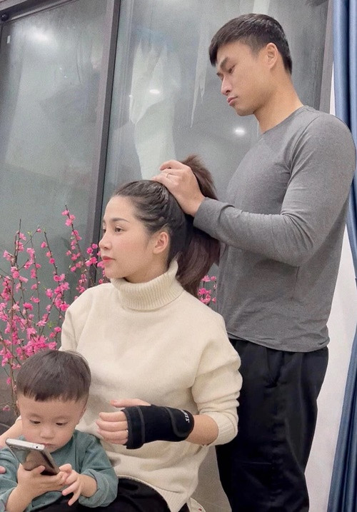 Trong cuộc phỏng vấn với Giao Thông, Duy Hưng chia sẻ, vợ anh rất tâm lý. "Cô ấy rất thông cảm và luôn ủng hộ nghề nghiệp của tôi", Duy Hưng nói.