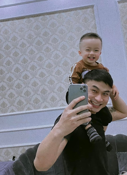 Vợ chồng Duy Hưng có một cậu con trai. Nam diễn viên khẳng định, anh hoàn toàn không có áp lực gì khi có con.