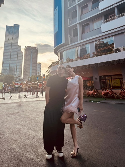 Tóc Tiên chia sẻ, vợ chồng cô không có chuyện ai chiều ai mà là cả hai chiều chuộng nhau.