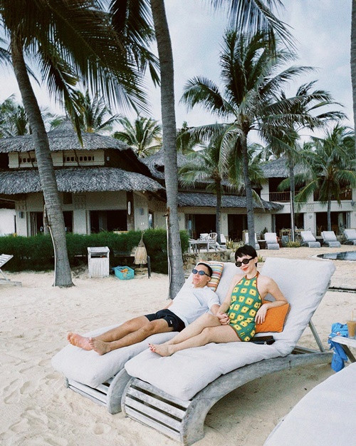 Đôi vợ chồng son thường xuyên đi du lịch hâm nóng tình cảm.