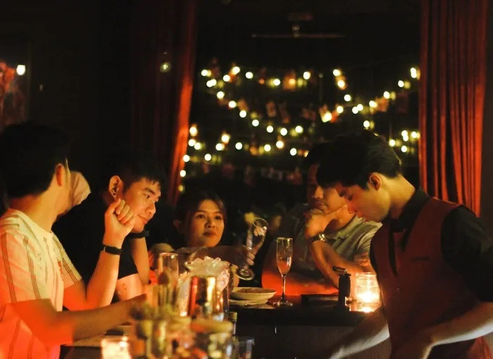 Một gam màu độc lạ khác của ngành nightlife là speakeasy bar (hay còn gọi hidden bar). Đây là kiểu quán bar bí mật, nằm ẩn khuất trong những nơi khó tìm kiếm giữa thành phố, được biết đến thông qua việc khách hàng truyền tai hoặc giới thiệu với nhau. Krystalini Hidden Cocktail Bar (quận 1) là một trong số điểm hẹn "thách thức" sự tìm kiếm của khách bậc nhất. Dù tọa lạc tại phố đi bộ Nguyễn Huệ, không phải ai cũng có thể tìm được tiệm. Người ghé trải nghiệm quán như đang được chơi ván game thú vị. Địa điểm này chỉ dành cho những ai thích khám phá và thực sự kiên nhẫn. Ảnh: Krystalini.bar.