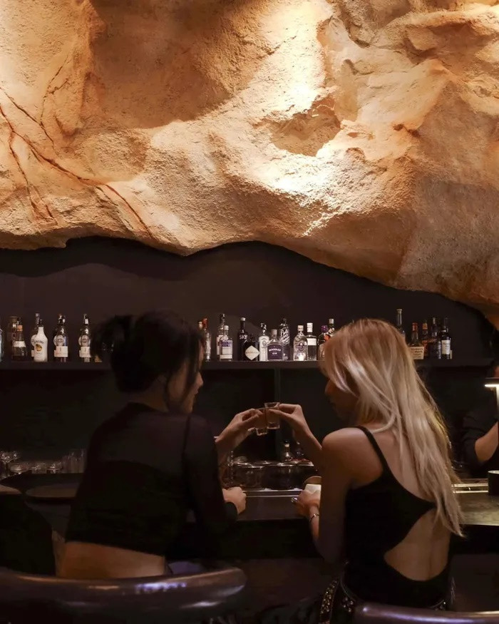 Tạo dấu ấn bằng việc phục vụ cocktail trong không gian được thiết kế như hang động nằm giữa sa mạc, Aex Cocktail Bar (quận Phú Nhuận) mang đến điểm chill về đêm với cảm hứng mới mẻ cho giới trẻ. Điểm hidden bar này sở hữu tone màu cam chủ đạo, mang lại cảm giác chào đón nồng hậu khi khách chỉ vừa mới đặt chân vào. Thực đơn cocktail được lấy cảm hứng từ các đặc sản Việt Nam. Mức giá từ 99.000 đồng/món. Ảnh: Aex.Cocktailbar.