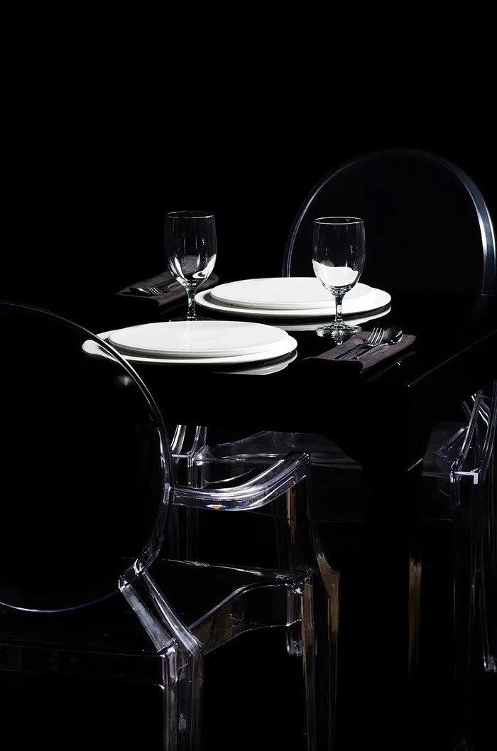 Ẩn mình trong căn biệt thự Pháp cổ tại hẻm Hai Bà Trưng (quận 1), nhà hàng Noir mang phong cách truyền thống kết hợp đương đại, hút thực khách trong nước và quốc tế với loại hình "dining in the dark" lần đầu tiên có mặt tại Việt Nam. Trong loại hình thưởng thức ẩm thực này, mọi hoạt động của khách từ di chuyển đến bàn, gọi món, nếm các hương vị đều diễn ra trong bóng tối. Thực đơn đặc biệt có kèm chữ nổi Braille. Các món ăn không được biết chính xác mà chỉ phân theo nhóm nguyên liệu khách có thể sử dụng. Ảnh: Noirdininginthedark.