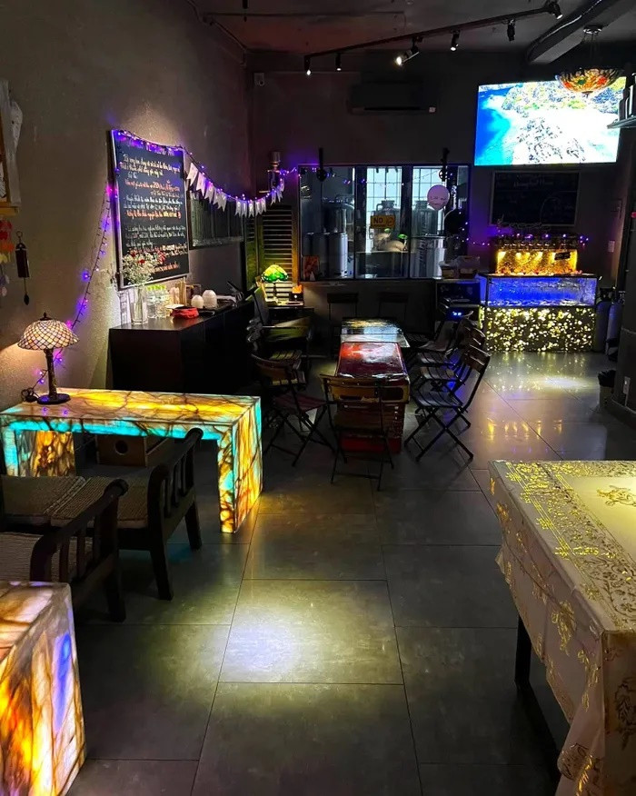 Gây tò mò cho khách từ tên gọi, xưởng bia Phù Thủy (Phú Nhuận) là điểm thưởng thức bia thủ công có cách phục vụ ấn tượng, ẩn chứa những bí mật đằng sau cánh cửa vào. Chỉ với 250.000 đồng/người, khách ghé trải nghiệm tự rót bia, thử nhiều hương vị, uống thoải mái trong vòng 4 giờ đồng hồ. Bạn còn có thể đặt đồ nhắm bên ngoài mang vào mà không bị tính phụ phí. Với mô hình tự phục vụ từ A-Z, khách ăn uống xong đừng quên dọn dẹp khu vực của mình. Quán mở 10h30-23h hàng ngày. Ảnh: Biaphuthuy.