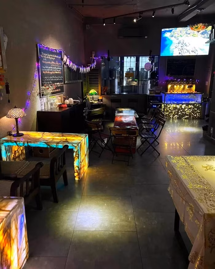 Gây tò mò cho khách từ tên gọi, xưởng bia Phù Thủy (Phú Nhuận) là điểm thưởng thức bia thủ công có cách phục vụ ấn tượng, ẩn chứa những bí mật đằng sau cánh cửa vào. Chỉ với 250.000 đồng/người, khách ghé trải nghiệm tự rót bia, thử nhiều hương vị, uống thoải mái trong vòng 4 giờ đồng hồ. Bạn còn có thể đặt đồ nhắm bên ngoài mang vào mà không bị tính phụ phí. Với mô hình tự phục vụ từ A-Z, khách ăn uống xong đừng quên dọn dẹp khu vực của mình. Quán mở 10h30-23h hàng ngày. Ảnh: Biaphuthuy.