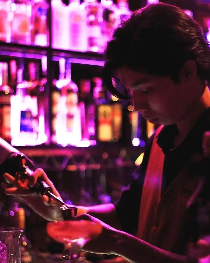 Để đến đây, trước hết bạn phải tự mình khám phá đường vào. Rất nhiều khách đã bỏ cuộc vì đi hết các tầng của chung cư vẫn không tìm được quán. Tiếp theo, khi đã tìm được đường đến quán, chưa chắc bạn đã tìm được cách vào bởi tiệm không có cánh cửa để nhận diện mà thay vào đó nằm ẩn mình sau một kệ sách. Sau đó, bạn phải tìm cách liên lạc với bên trong vì lối vào luôn được khóa. Quan trọng nhất chính là bạn cần đọc đúng mật khẩu mới có thể vào được. Những thử thách này đã khiến nhiều khách nản lòng, tuy nhiên đại diện quán ví von đó như cách chọn lọc khách hàng thủ công, vận hành theo kiểu tự nhiên nhất. Ảnh: Krystalini.bar.