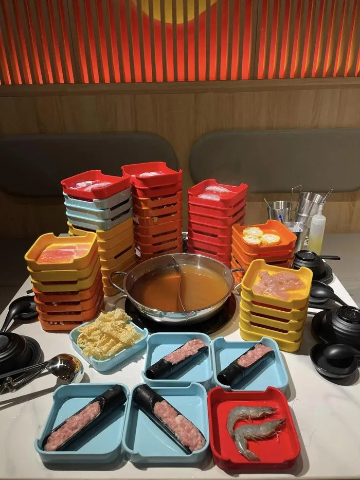 Một phong cách phục vụ món mới lạ khác ở TP.HCM là quán ăn có robot phục vụ. Nhà hàng Nabe Suki (quận Bình Thạnh) - địa điểm ăn buffet lẩu có mèo máy phục vụ tận bàn lần đầu tiên xuất hiện ở Việt Nam. Mèo robot được trang bị công nghệ tiên tiến và cảm biến, nhanh nhẹn chạy quanh quán đưa các món ăn, đem đến cho thực khách trải nghiệm thú vị. Ảnh: Nabesuki78.