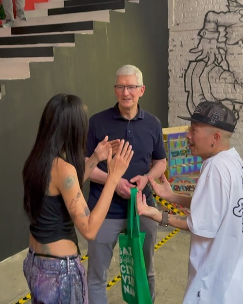 Trên Đời Sống Pháp Luật, Suboi chia sẻ thêm về cuộc gặp gỡ: "Suboi rất khó diễn tả thành lời. Nhớ lại khi tôi gặp ông Obama, khi nghe ông trả lời tôi đã khóc vì cảm xúc đó tác động rất mạnh. Còn lần này khi ngồi kế bên bác Tim Cook, tôi thấy tôi ngồi bên cạnh một bộ óc tầm cỡ thế giới, tôi lại được ngồi kế bên nói chuyện dù ngắn. Nói chung là vẫn khá sốc". Ảnh: FBNV.