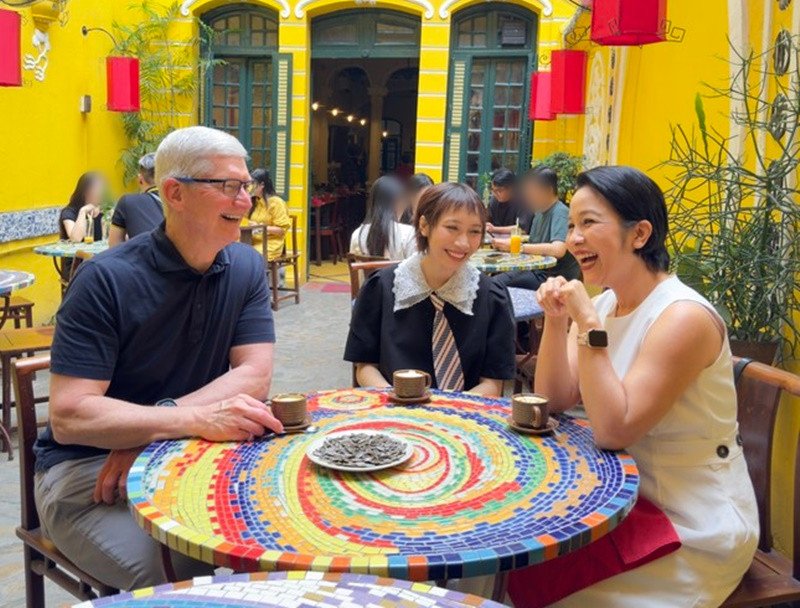 Trước đó, vị tỷ phú gặp Mỹ Linh và Mỹ Anh. Ảnh: Tim Cook.