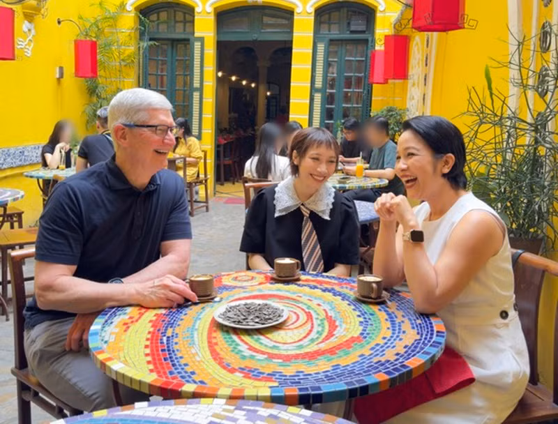 Trước đó, vị tỷ phú gặp Mỹ Linh và Mỹ Anh. Ảnh: Tim Cook.