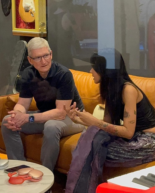 Ông Tim Cook và Suboi trò chuyện trong khoảng 15 phút. Suboi chia sẻ trên Dân Trí, cô đã kể về sự nghiệp của mình, nền âm nhạc Việt Nam với ông Tim Cook. Ảnh: Instagram.