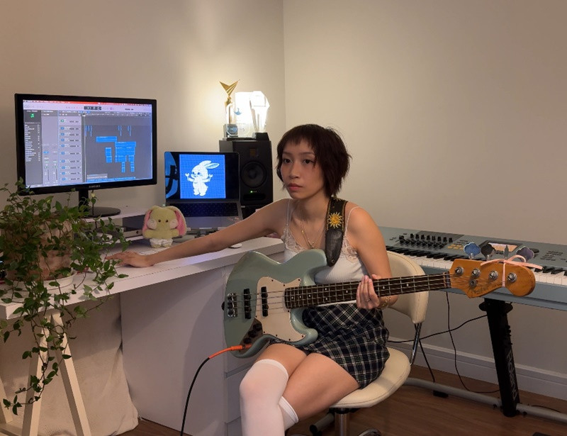 Mỹ Anh chia sẻ trên Znews, cô cùng mẹ chia sẻ với ông Tim Cook về Hà Nội, con người, lối sống nơi đây. "Gia đình tôi có truyền thống nghệ thuật, từ bao thế hệ vẫn chọn Hà Nội vì mọi ngóc ngách thủ đô yên bình và con người Việt Nam hiền hòa đều cho tôi và mẹ nhiều cảm hứng sáng tác. Với gia đình tôi, Hà Nội đâu đâu cũng có những giai điệu hay và đẹp. Qua cơ hội trò chuyện, hợp tác với Apple Music, tôi muốn đưa những âm thanh Việt Nam đó ra khắp thế giới”, cô nói. Ảnh: FBNV.