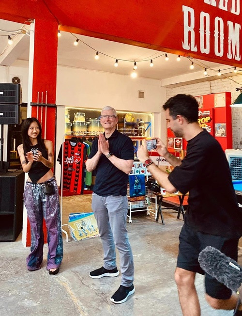 Nữ rapper dẫn ông Tim Cook gặp gỡ các nghệ sĩ hip-hop trước khi trò chuyện riêng. Ảnh: Tiền Phong.