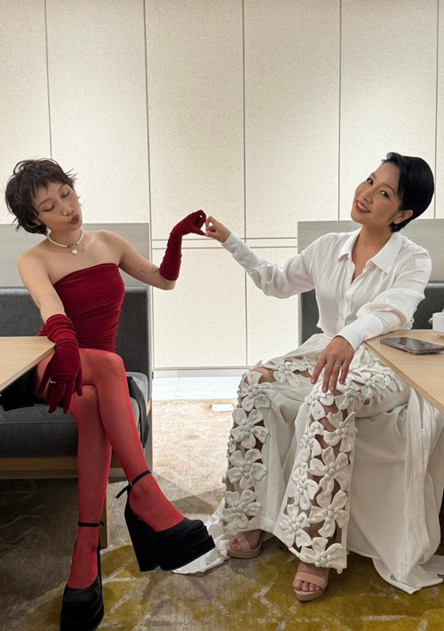 CEO Apple khen hai nữ ca sĩ tài năng, đón tiếp ông nồng nhiệt. Ảnh: FBNV.