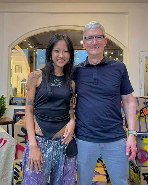 Trên trang cá nhân Instagram, rapper Suboi khoe loạt ảnh gặp CEO Apple - ông Tim Cook. Nữ rapper bày tỏ rằng được trò chuyện trực tiếp cùng vị tỷ phú công nghệ là điều vô cùng tuyệt vời. Ảnh: Instagram.