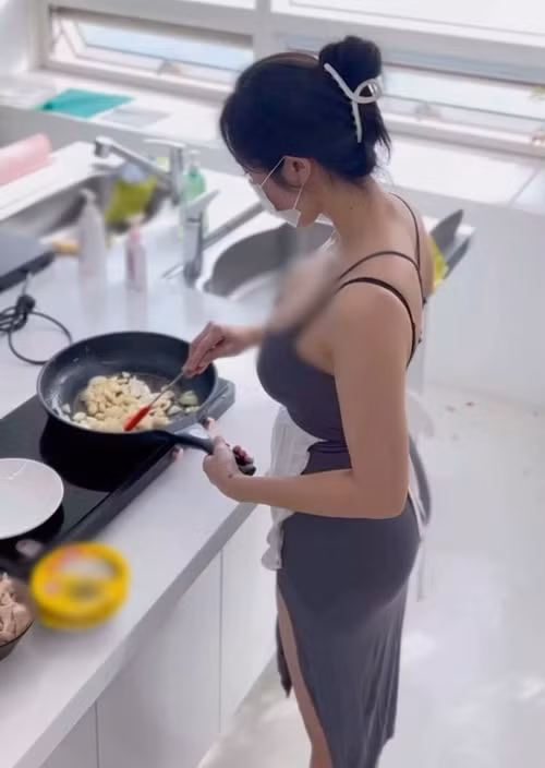 Hot girl xinh đẹp khoe khéo thân hình lý tưởng khi nấu ăn.
