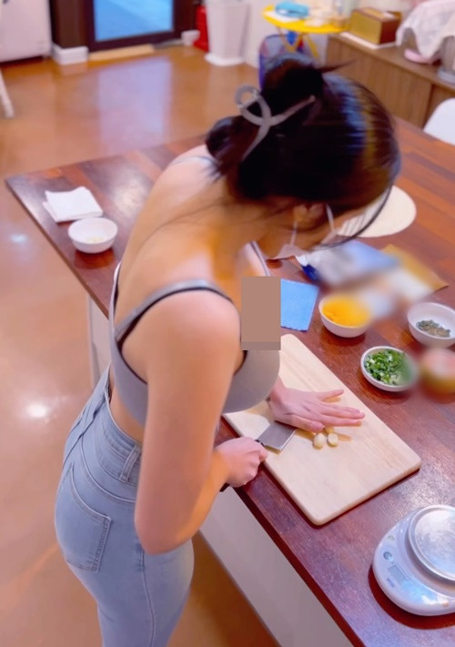 Quần áo bó chẽn dường như là động lực để Wony tập luyện bởi lẽ, trang phục này phù hợp cho người mặc có body săn chắc, 3 vòng gợi cảm.