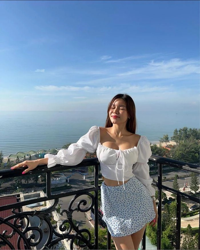 Trên trang cá nhân, Yến Xuân thường xuyên cập nhật, chia sẻ mẹo làm đẹp hay bài tập giữ dáng cho hội chị em. Không chỉ thu hút người xem bởi hình mẫu chuẩn chỉnh, bạn gái Lâm Tây còn ghi điểm vì độ tận tình, khiêm tốn trong hành trình thay đổi bản thân.