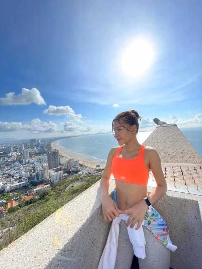 Biến nhược điểm thành ưu điểm, Yến Xuân tăng tốc lấy lại phong độ và tập trung cải thiện số đo vòng 3. Từ đây, bộ môn gym trở thành đam mê rồi dần dần gắn liền với cuộc sống thường nhật của cô. Cô từng tâm sự: “Động lực giúp Xuân thay đổi xuất phát từ sự kỳ thị của mọi người và vì Xuân thật sự nhận ra rằng vẻ bề ngoài của một con người rất quan trọng. Người khác luôn đánh giá bạn qua vẻ bề ngoài đầu tiên. Nếu bạn không ấn tượng, bạn sẽ mất luôn cả cơ hội thể hiện khả năng, tài năng của mình”.