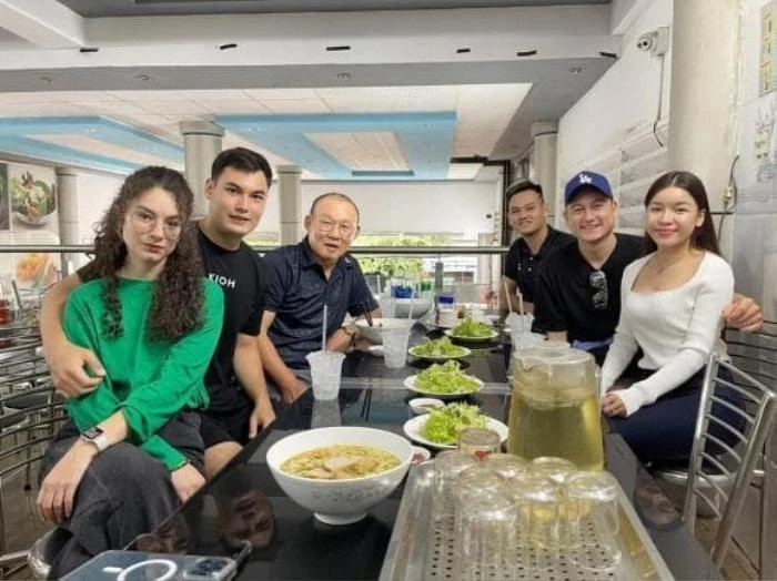 Ngày 30/5/2019, sau trận đấu giữa Muangthong United và Sukhothai FC, cặp đôi công khai xuất hiện bên nhau như ngầm xác nhận chuyện tình cảm.