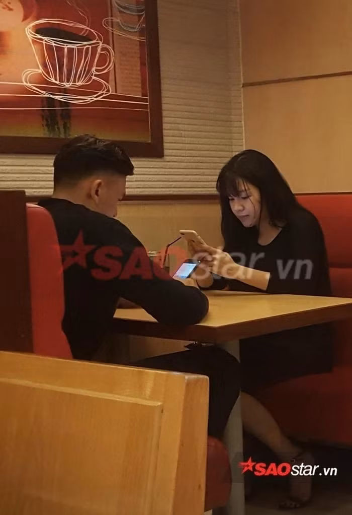 Đặng Văn Lâm và Bùi Thị Yến Xuân dính tin đồn yêu nhau từ tháng 9/2018. Không chỉ thường xuyên tương tác trên mạng, hàng loạt bằng chứng hẹn hò của đôi trẻ cũng được netizen soi ra.