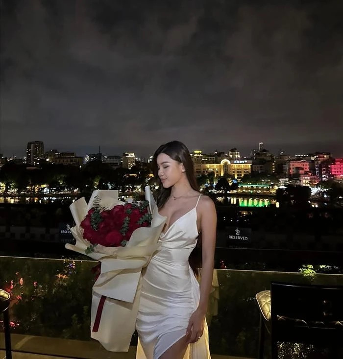 Trước ý kiến của netizen, bạn gái Lâm Tây thẳng thắn chia sẻ: “Đầu tiên, Xuân xin xác nhận là gương mặt mình không xinh. Nên không bàn về những lời chê bai. Không có gì để bào chữa hay tranh cãi. Ông trời sinh ra mỗi người mỗi vẻ, nếu được chọn thì mình cũng mười phân vẹn mười... Nên không còn cách nào khác! Mình phải luôn cố gắng thật nhiều và thật nhiều. Không phải vì bất kì người đàn ông hay lời nói nào! Mà vì chính bản thân mình”.