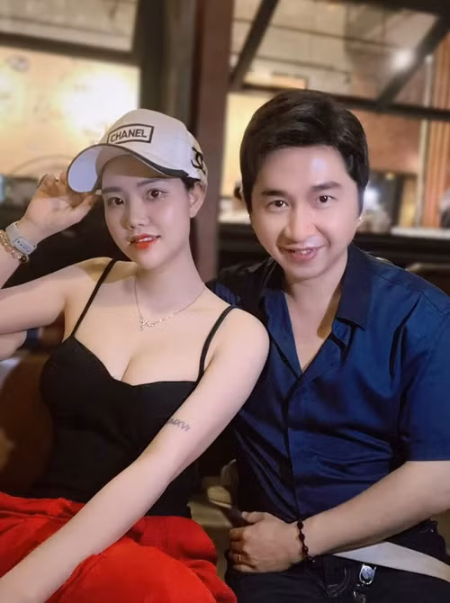 Vợ Bằng Cường sinh năm 1993, kém nam ca sĩ 12 tuổi.