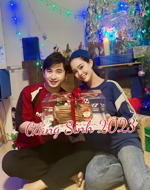 Nam ca sĩ chia sẻ: "Tôi rất tự hào về vợ, đôi khi phải động viên em vì làm nhạc sẽ có người thích hoặc không, rất nhiều ý kiến. Em sẽ tự hoàn thiện những chỗ chưa được hoàn thiện".