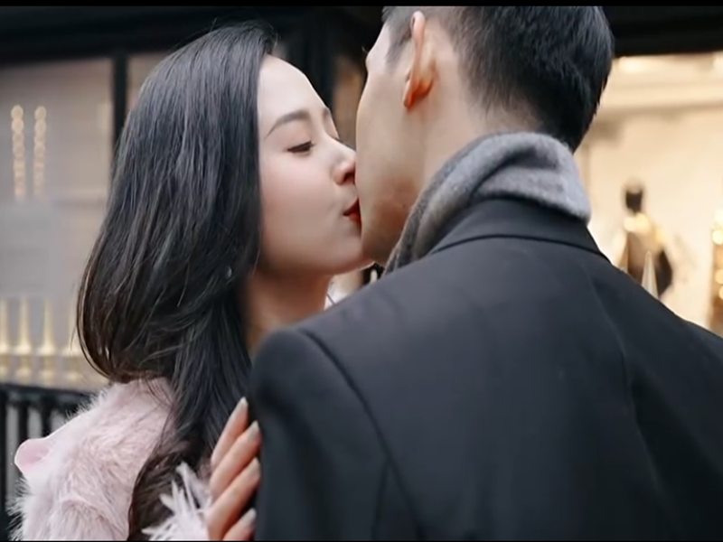 Đôi uyên ương không ngại khóa môi trên phố. Ảnh chụp màn hình.