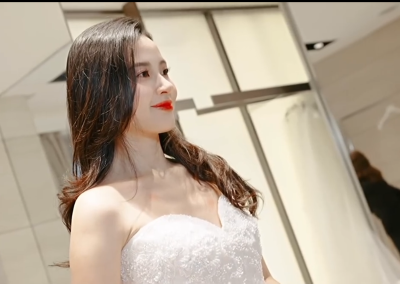 Midu đã đặt may váy cưới ở Paris. Ảnh chụp màn hình.