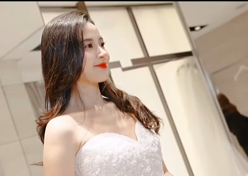 Midu đã đặt may váy cưới ở Paris. Ảnh chụp màn hình.