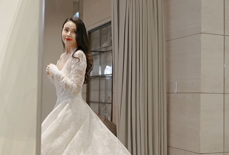 Nữ diễn viên khoe mặc thử một số mẫu váy cưới. Ảnh chụp màn hình.