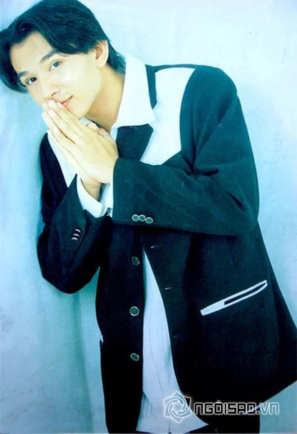  Đan Trường nổi tiếng vào năm 1999 với ca khúc "Kiếp ve sầu", lúc ấy chàng trai trẻ trở thành một hiện tượng lạ trong mắt công chúng. Song thế vẫn chưa đủ, Đan Trường gây chú ý mạnh mẽ với giới yêu nhạc khi ra mắt hit "Đi về nơi xa" và ca khúc này có mặt trong album cùng tên phát hành vào giữa năm 1999.