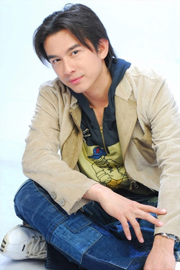 Sau đó, Đan Trường tiếp tục thành danh qua các ca khúc: Nhánh lan rừng, Mãi mãi một tình yêu, Tình đơn phương, Tình khúc vàng, Trăng vỡ... Ngoài ra, Đan Trường cũng trở thành tiên phong trong phong trào ca sĩ làm MV cổ trang với những sản phẩm thu hút được khán giả như: Phong ba tình đời, Trở lại phố cũ, Tuyết hồng, Chờ trên tháng năm, Mẹ tôi, Lời ru ngàn đời, Dòng máu Lạc Hồng... Dù không có nhiều chuyển biến về kỹ thuật trong giọng hát của mình nhưng Đan Trường vẫn khiến người nghe yêu thích vì sự êm tai, ngọt ngào.