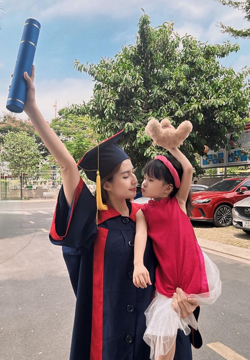 "Cuối cùng thì em cũng đã được tốt nghiệp. Hơi muộn 1 tí nhưng cũng chưa phải là trễ vì học là vô tận sẽ cố gắng nâng cao hơn kiến thức", tình cũ của Jack chia sẻ.