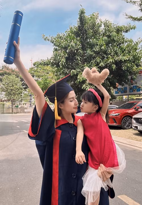 "Cuối cùng thì em cũng đã được tốt nghiệp. Hơi muộn 1 tí nhưng cũng chưa phải là trễ vì học là vô tận sẽ cố gắng nâng cao hơn kiến thức", tình cũ của Jack chia sẻ.