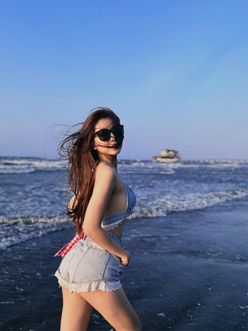 Thiên An khoe vóc dáng thon gọn trong một chuyến đi biển.