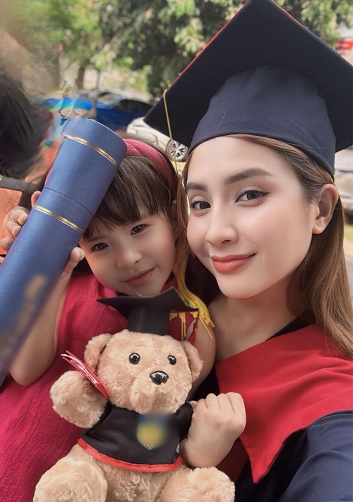 Bé Sol là con gái của ca sĩ Jack và Thiên An. Mới đây, cô nhóc có mặt trong buổi nhận bằng tốt nghiệp đại học của mẹ.