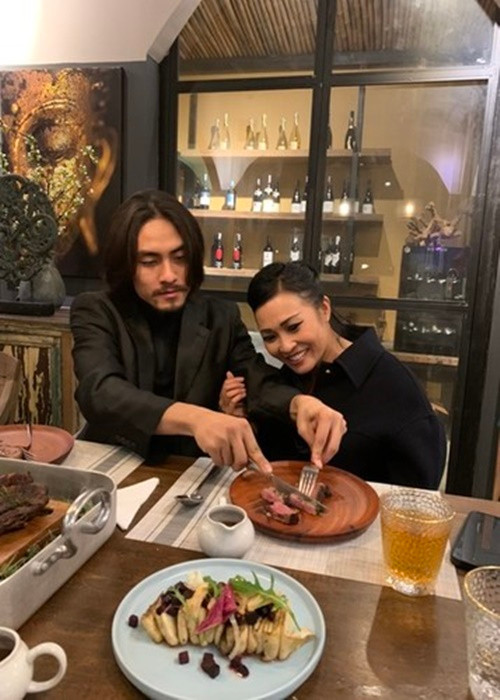 Phương Thanh chia sẻ trên Dân Việt, Doãn Chí Kiên đã có vợ con đúng như tin đồn. Theo nữ ca sĩ, trước khi làm mọi việc, cô đã hỏi ý kiến của Doãn Chí Kiên, nhất là việc vợ không được ghen tuông. Phương Thanh nói thêm, khi đăng ảnh với Doãn Chí Kiên lên mạng xã hội, cô không khẳng định điều gì, mọi người tự ghép đôi, đồn đoán. Ảnh: Dân Việt.