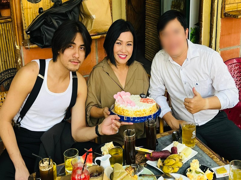 Phương Thanh đón sinh nhật cùng Doãn Chí Kiên và một số người bạn khác năm 2023. Ảnh: FBNV.