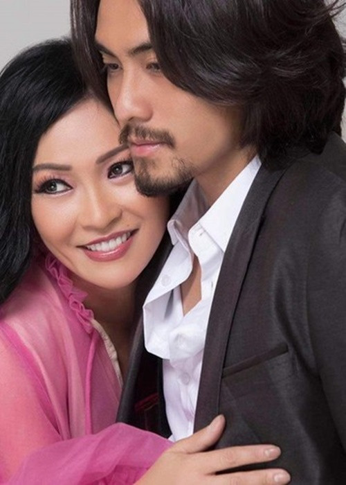 2 năm trước, Phương Thanh liên tục đăng tải hình ảnh bên Doãn Chí Kiên và có những dòng chia sẻ úp mở. Nữ ca sĩ cho biết, sau khi tình cờ xem clip của Chí Kiên trên TikTok, cô mời nam doanh nhân đóng MV của mình. Cũng theo Phương Thanh, cô và Doãn Chí Kiên là "anh em nương tựa" và nam doanh nhân làm bạn trai trong nghệ thuật của cô. Ảnh: FBNV.