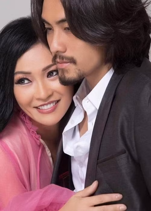 2 năm trước, Phương Thanh liên tục đăng tải hình ảnh bên Doãn Chí Kiên và có những dòng chia sẻ úp mở. Nữ ca sĩ cho biết, sau khi tình cờ xem clip của Chí Kiên trên TikTok, cô mời nam doanh nhân đóng MV của mình. Cũng theo Phương Thanh, cô và Doãn Chí Kiên là "anh em nương tựa" và nam doanh nhân làm bạn trai trong nghệ thuật của cô. Ảnh: FBNV.