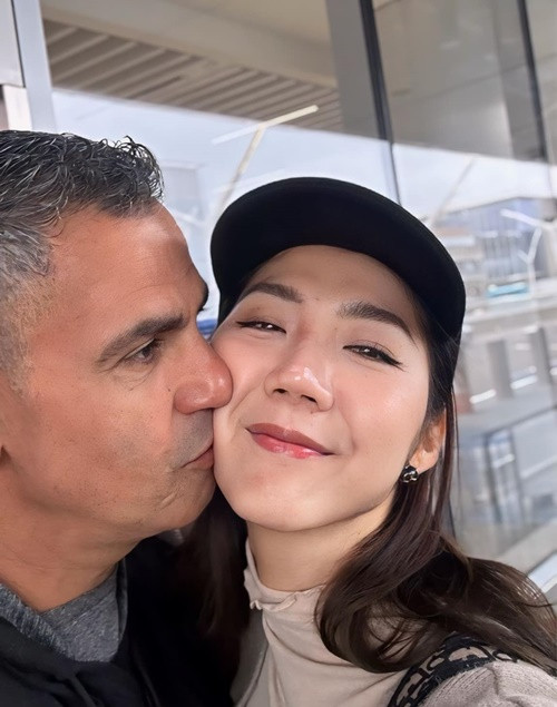 Cặp đôi bên nhau được 5 năm, đều đổ vỡ hôn nhân và có con riêng.