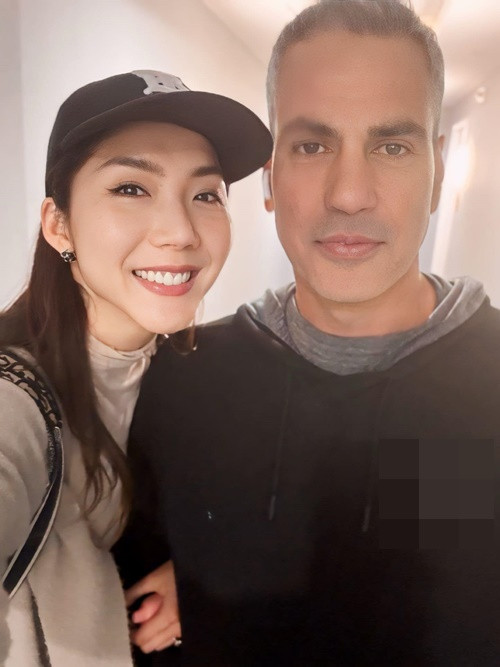 Ngọc Quyên thoải mái khoe người yêu. Trước đây, cô giấu mặt nửa kia.